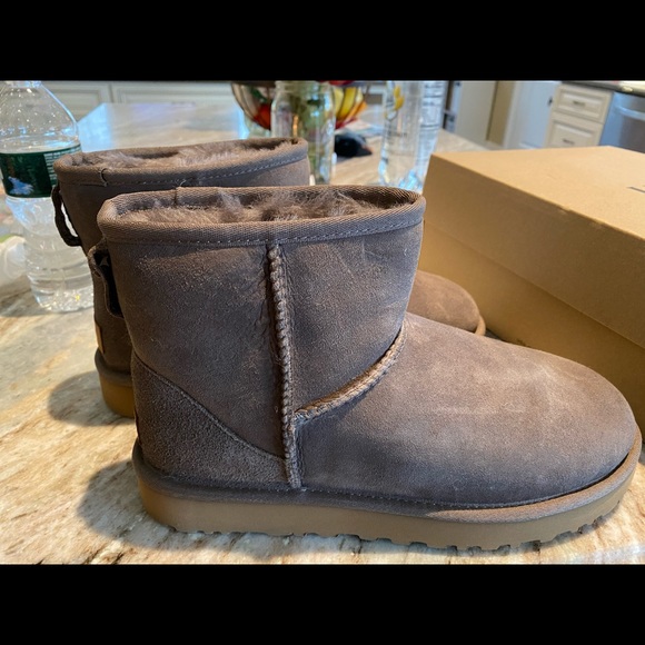 Uggs- bought the wrong size- out of return date - Picture 3 of 8